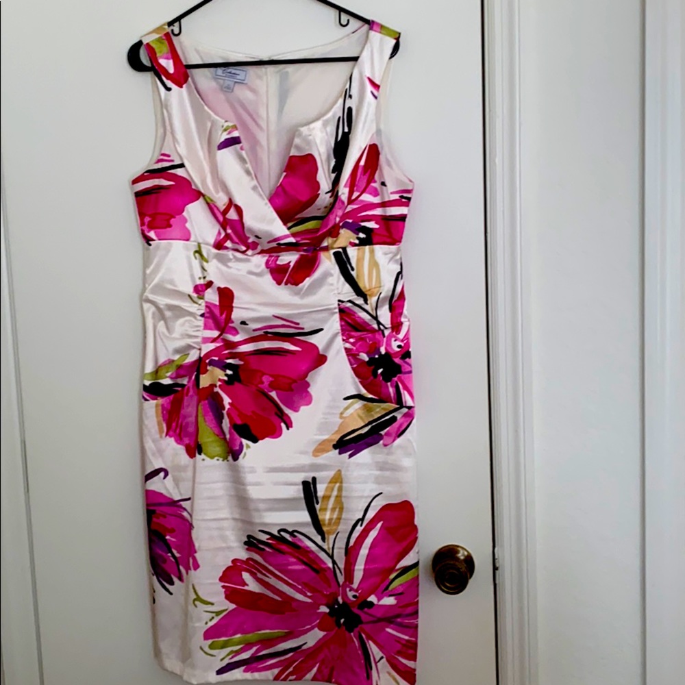 Floral pink and white dress 👗